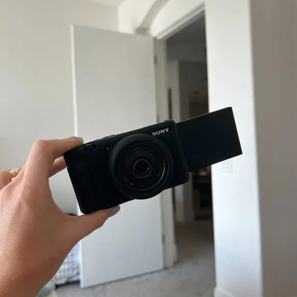 Sony ZV-1F Vlog Camera for Content Creators and Vloggers Black - Picture 5 of 6